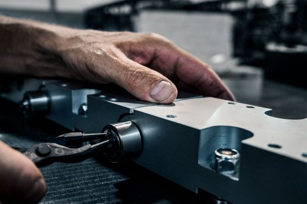 dettaglio-mani-lavoro-meccanica-torino-italplant dettaglio-mani-lavoro-meccanica-torino-italplant